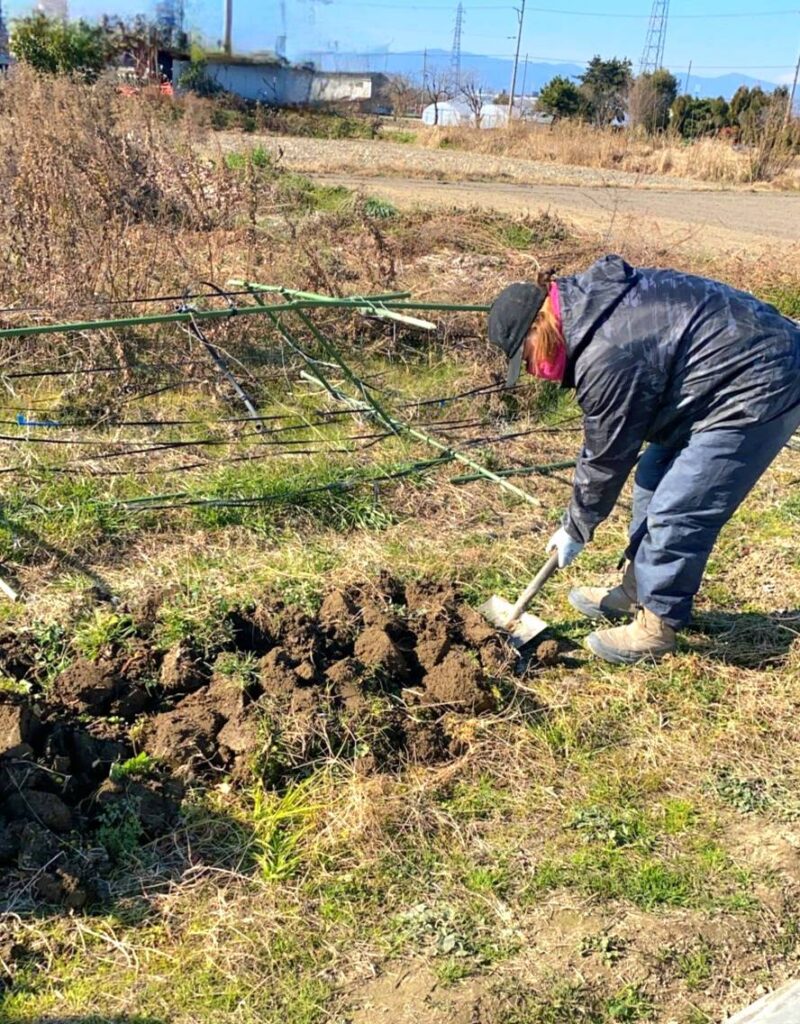 スコップで耕す