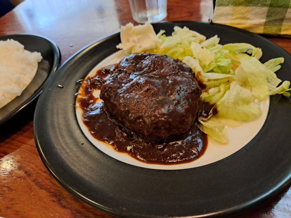 ボリューム満点でとっても美味しいデミグラスハンバーグ！